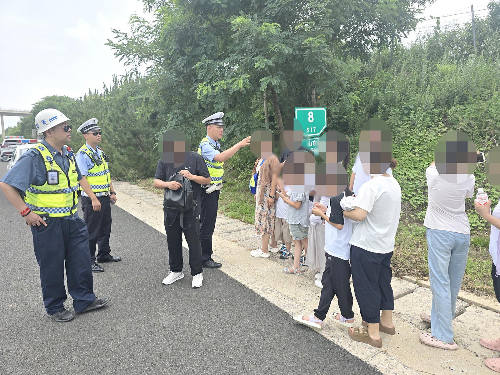 客车抛锚致12名乘客滞留 烟台交警及时暖心救援