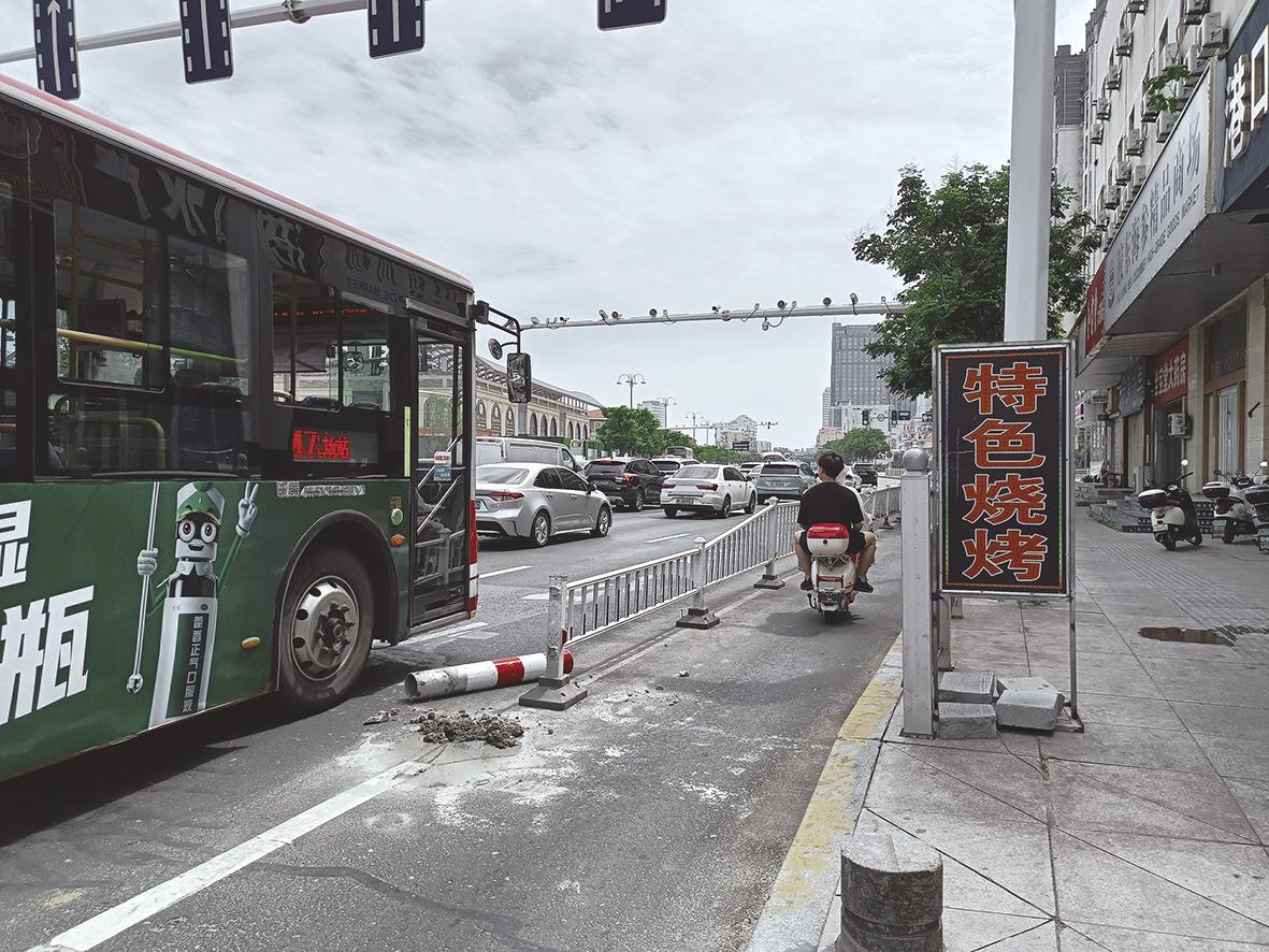 芝罘区一路口交通警示柱接连被撞 交警：已经修复