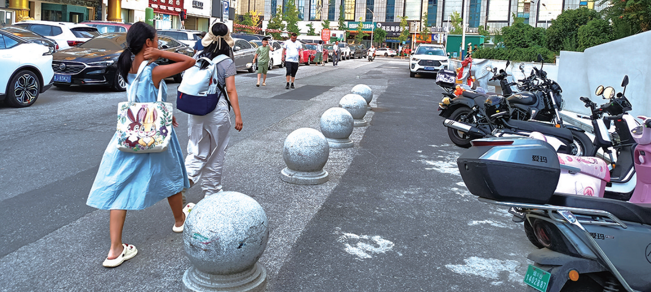 5个隔离墩隔窄经伦街 市民：存在安全隐患 街道办事处：尽快处理
