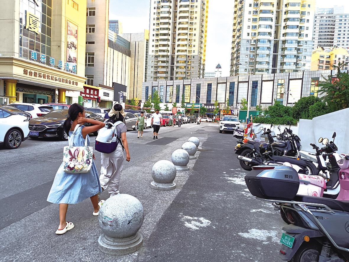 5个隔离墩隔窄经伦街 街道办事处：尽快处理
