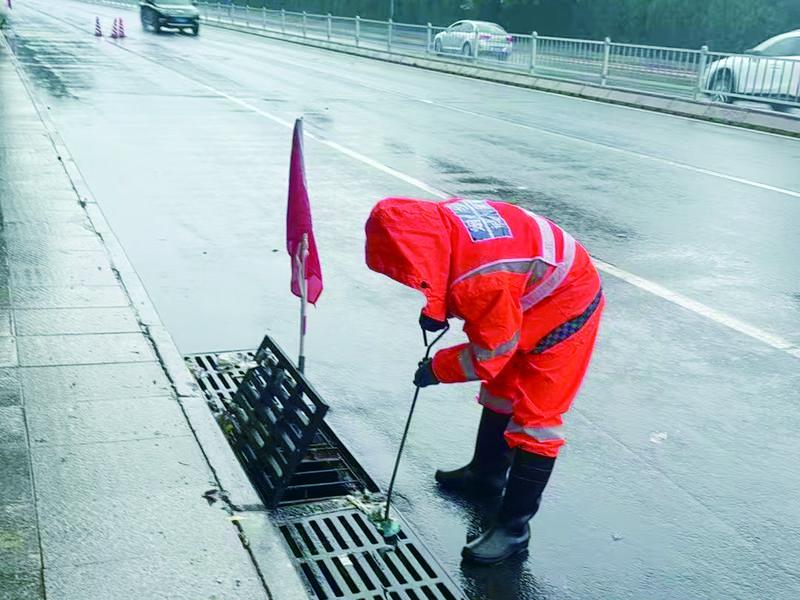 大雨来袭，他们连夜奋战保畅通