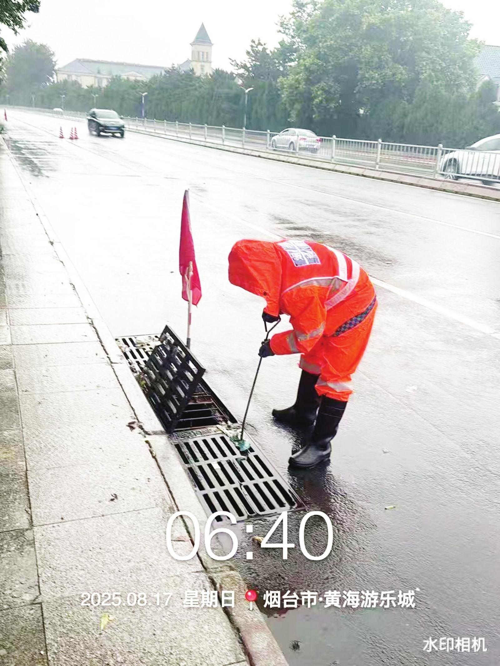 大雨来袭，他们连夜奋战保畅通