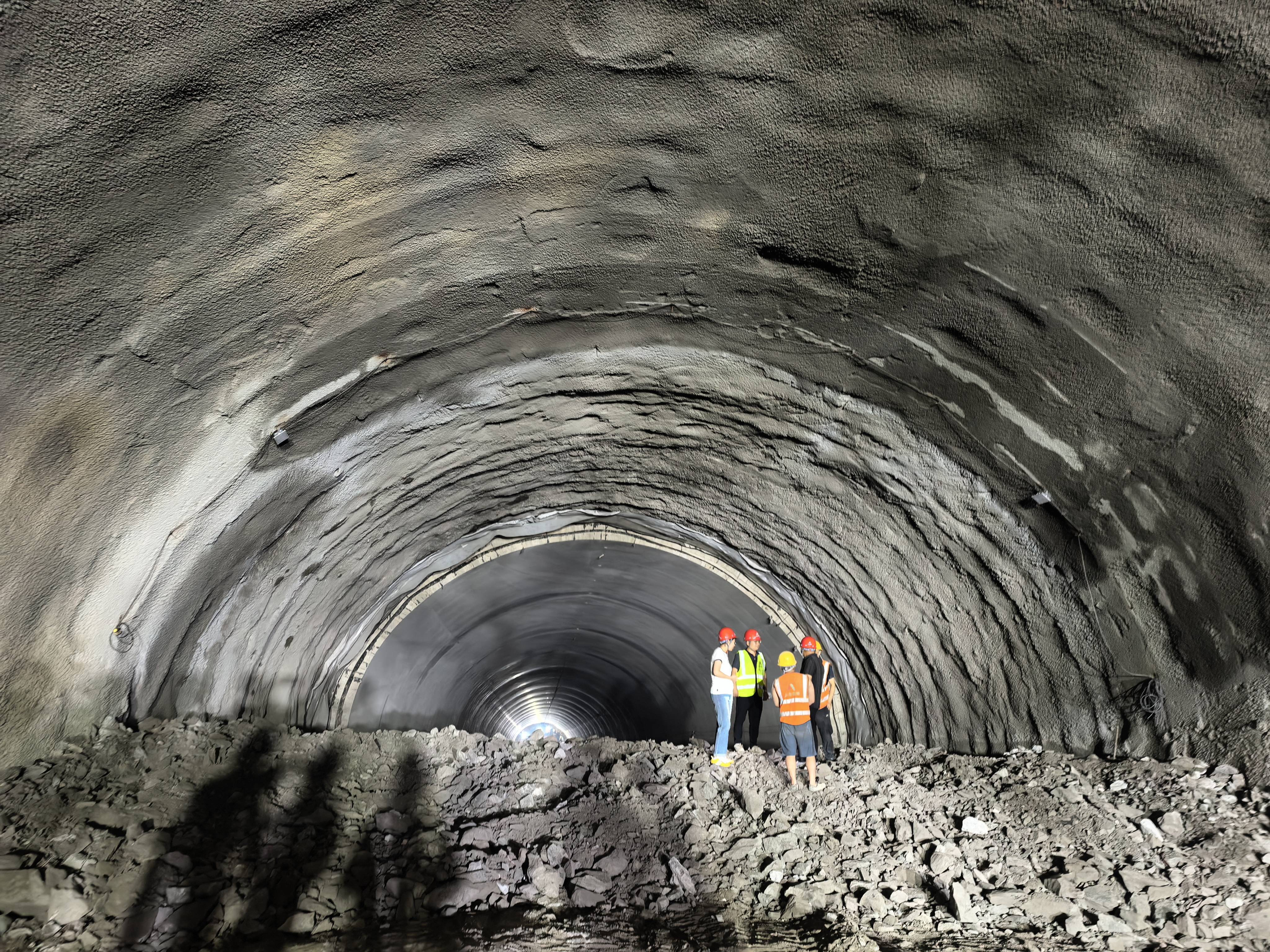 快讯|塔山北路快速路岱王山段隧道双线贯通