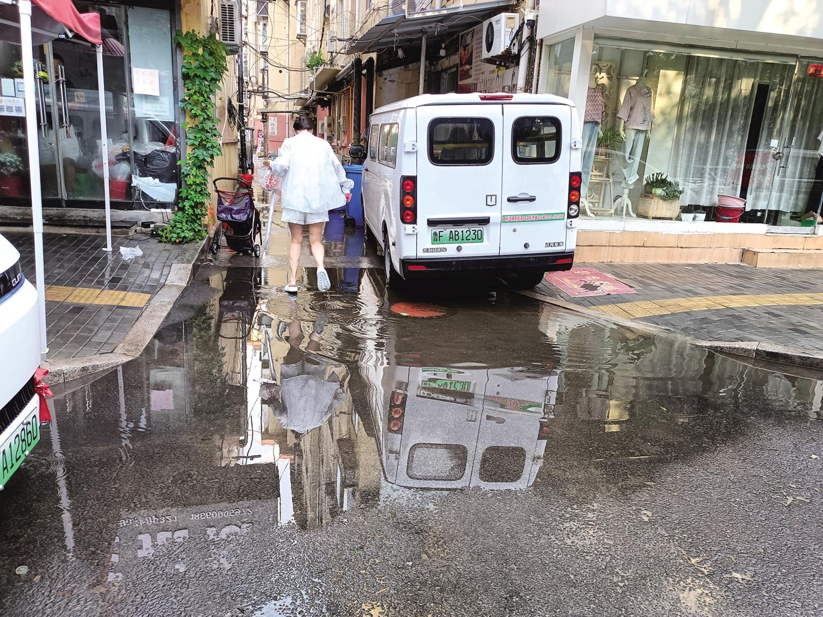 楼道出口一下雨变“河道” 楼上近百户居民出入需涉水而行