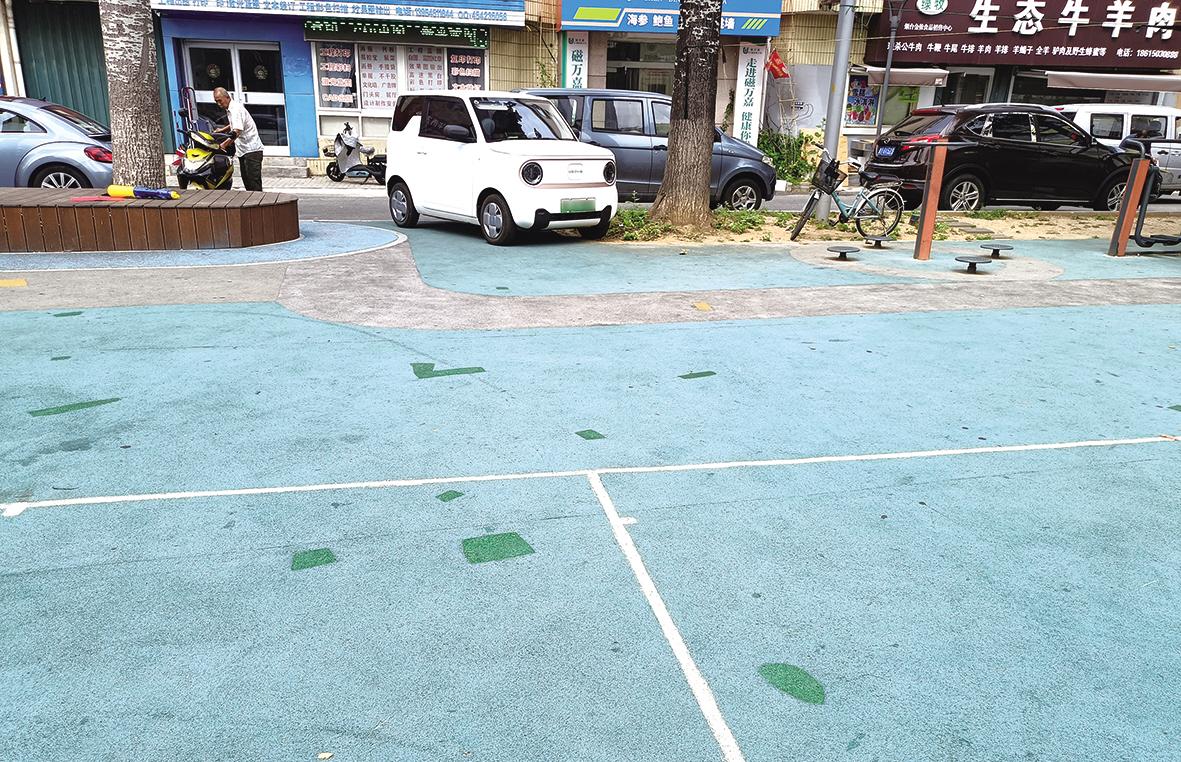 芝罘区厚安游园塑胶场地修好了 市民：不再担心被绊倒