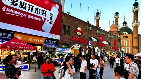 乌鲁木齐的夜晚，热闹非凡，人群攒动