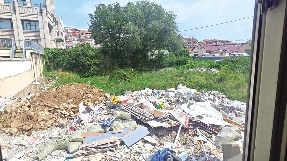 废弃水塘填满了建筑垃圾 城管：已下达限期清理通知