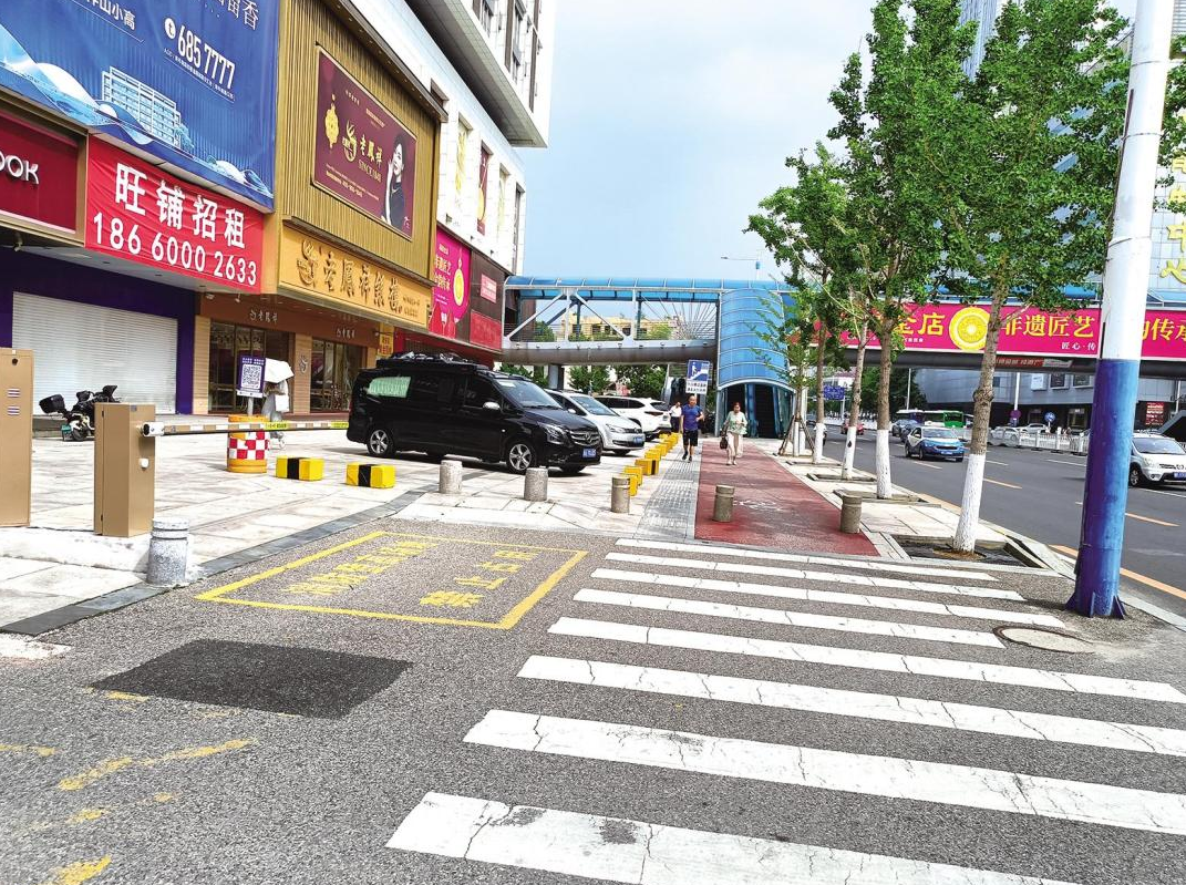南大街路旁冒出个停车场 市民：带来通行不便，影响城市形象