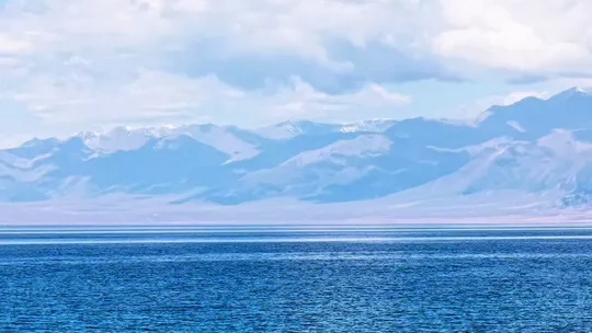整片赛里木湖化作蓝丝绒上跳动的碎银，这般纯粹的美，你喜欢吗？