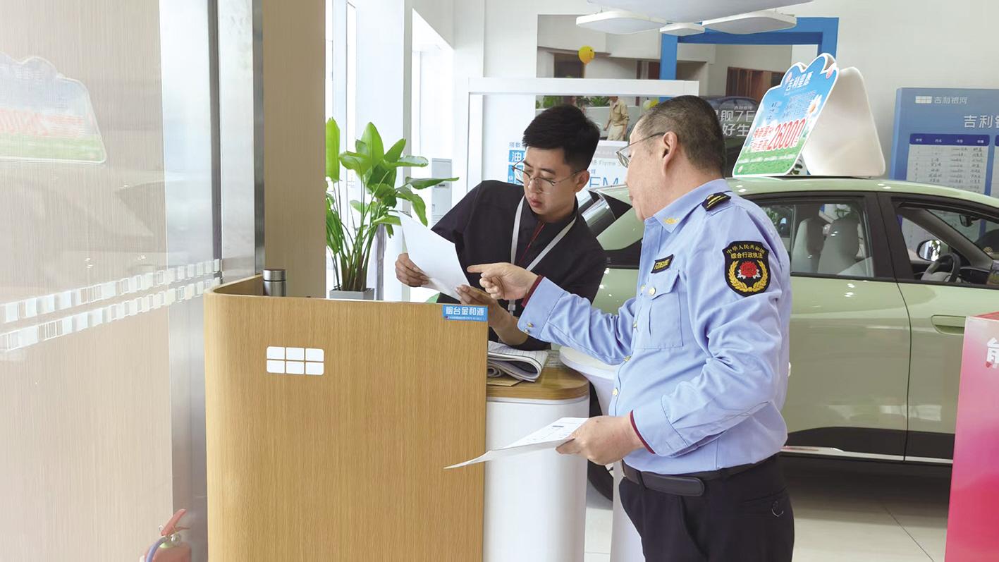 芝罘区开展户外广告清理行动