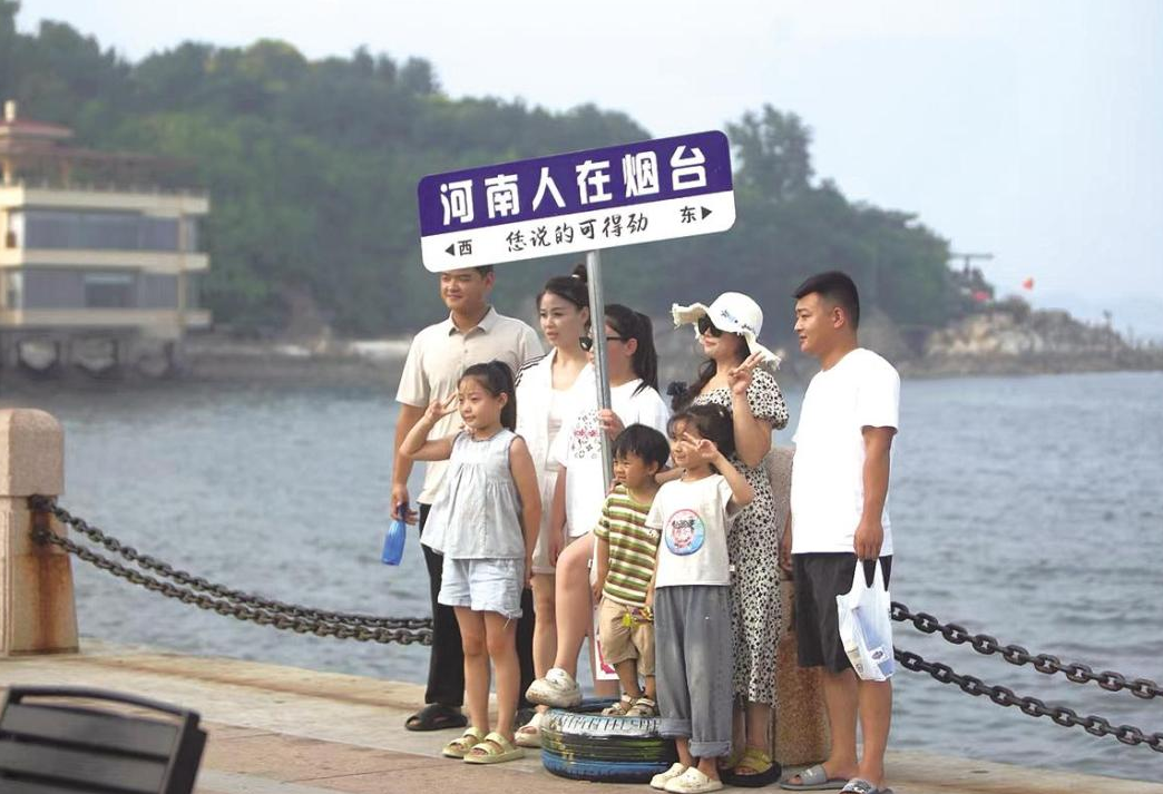 图片新闻|海岸路成为外地游客的打卡地