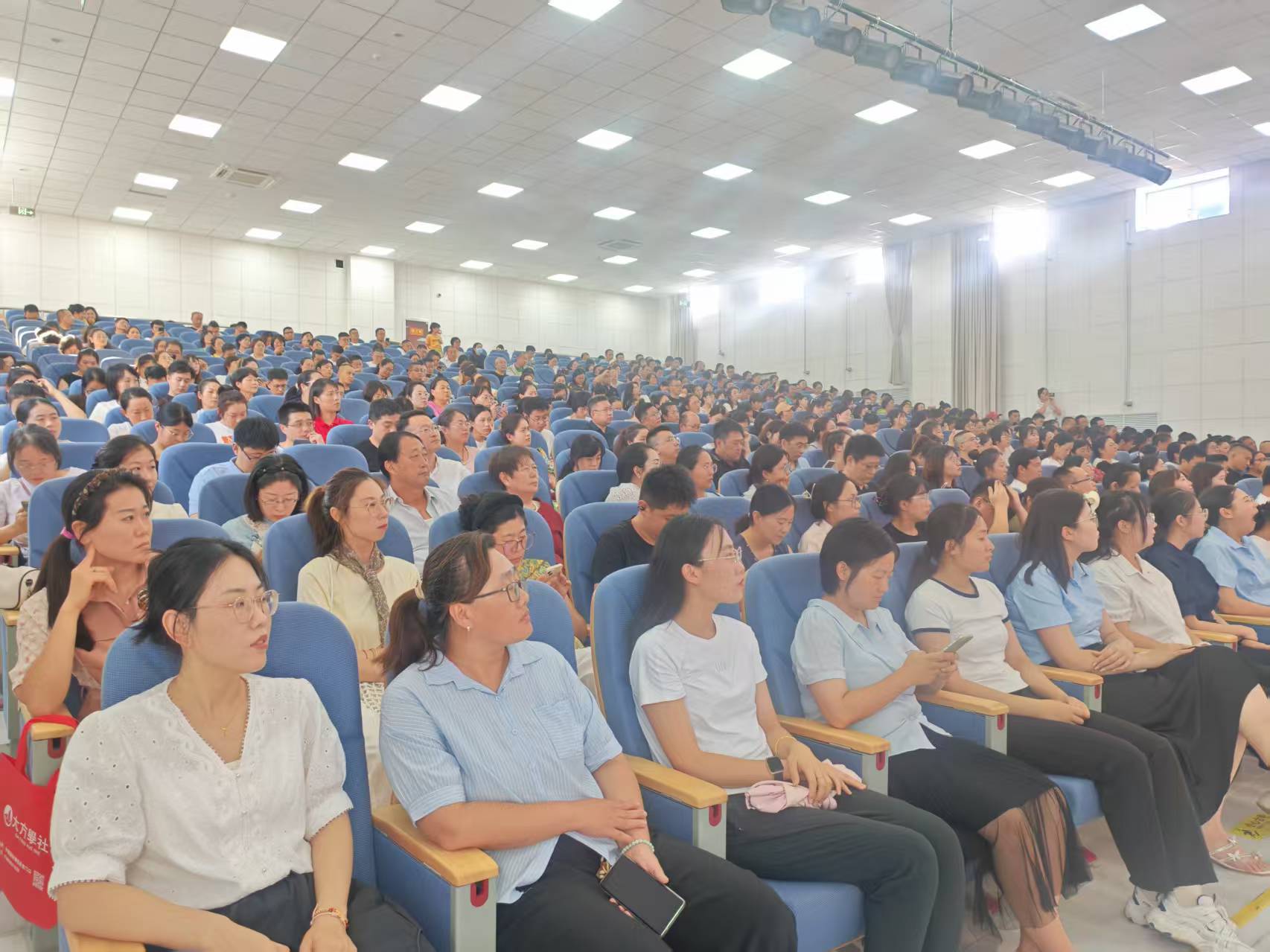 高新区崇文小学：一年级新生家长会“新”光熠熠，家校同心共绘成长蓝图