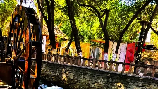 乌鲁木齐的水磨沟风景区，恰似盛夏与初秋共谱的一曲田园诗