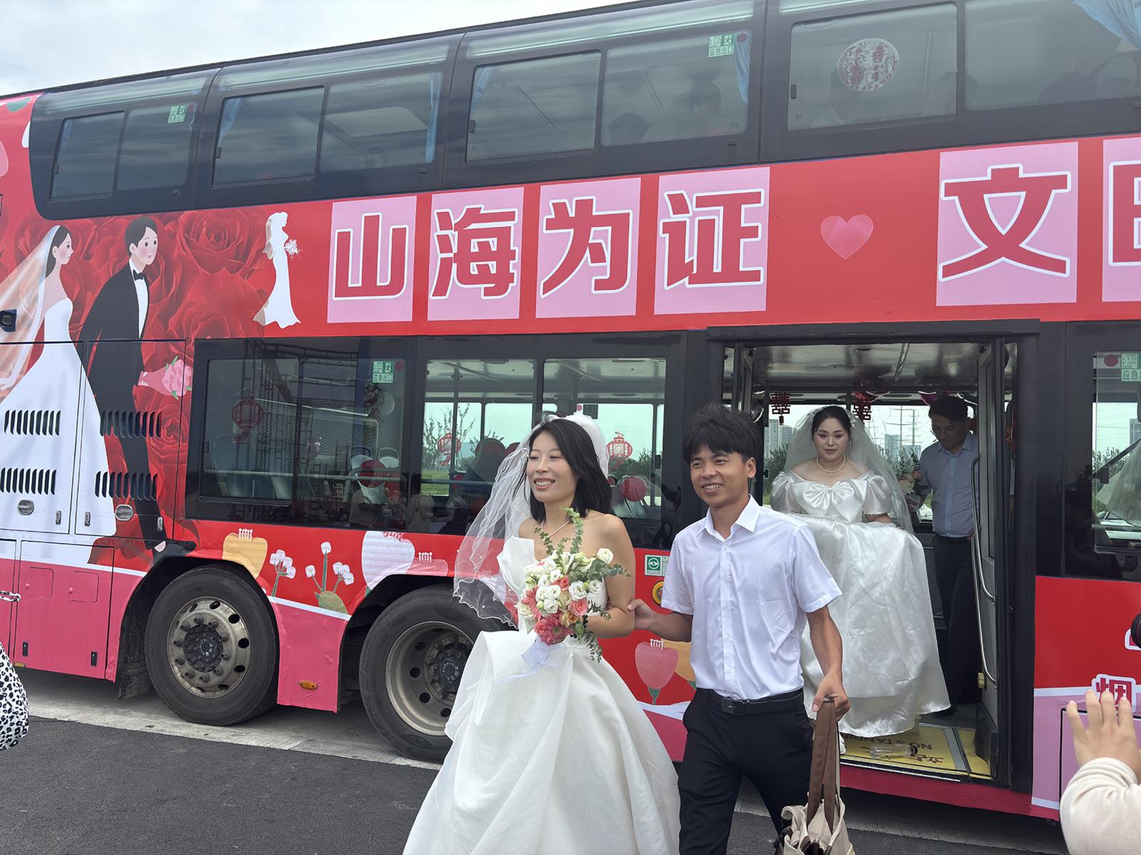 烟台举办移风易俗主题集体婚礼 24对新人“情定山海间”