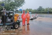 凌晨，他们冒雨而行守护城市安全