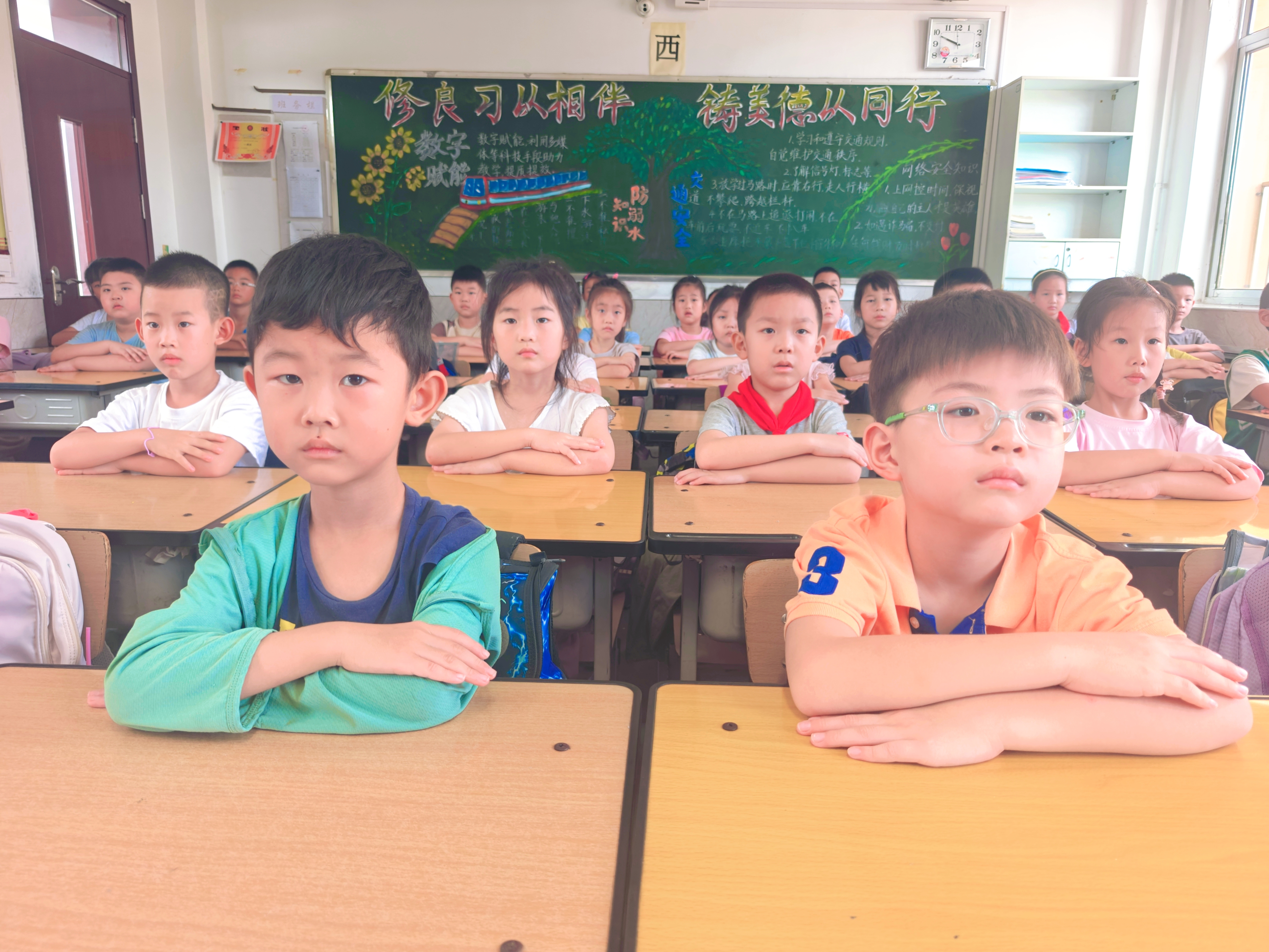 芝罘区葡萄山小学师生 上了一堂生动的爱国注意教育课