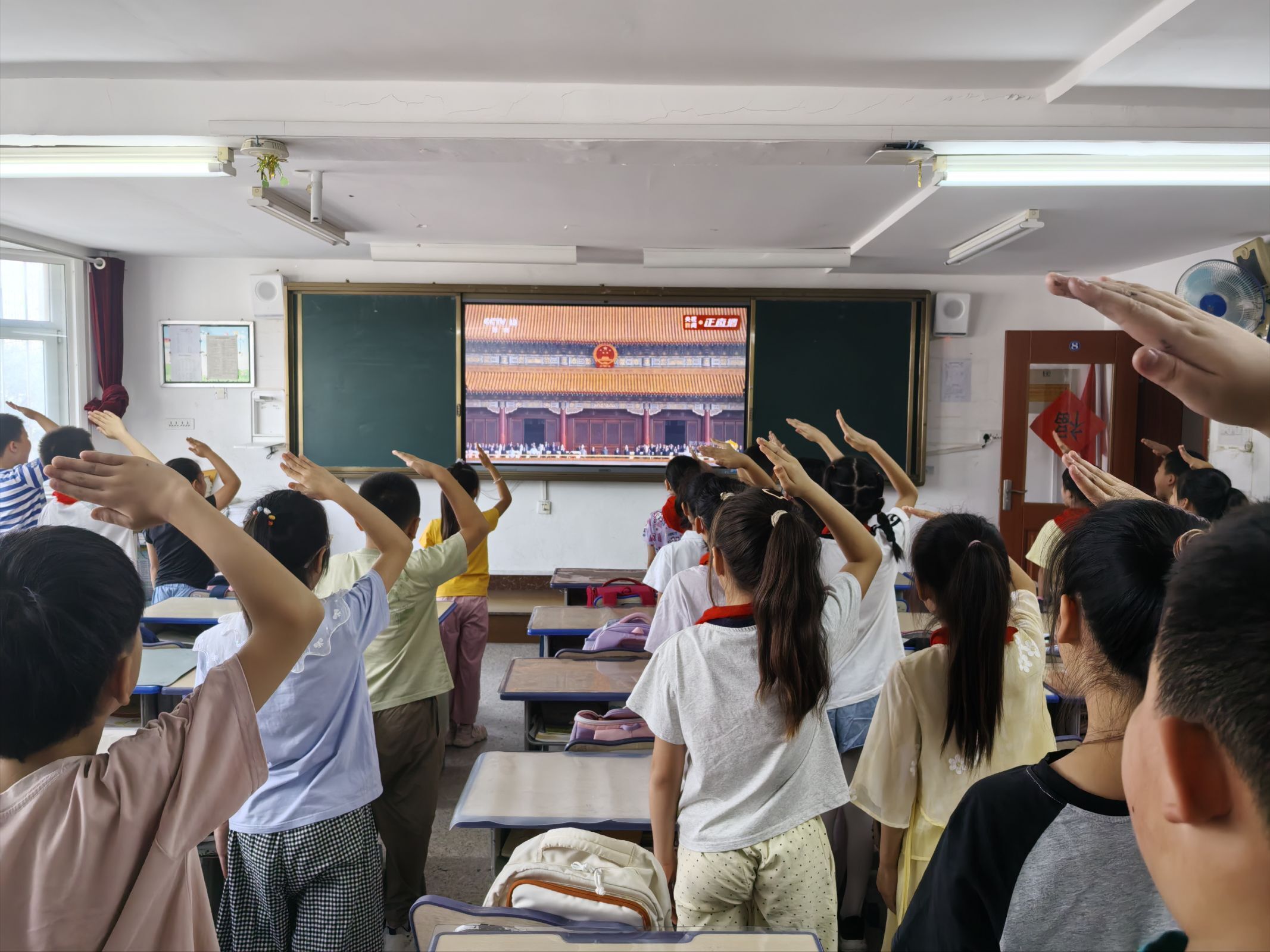 芝罘区新石路小学组织全体师生观看阅兵式