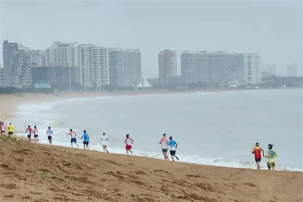 海阳追风长跑俱乐部接力赛激情开跑