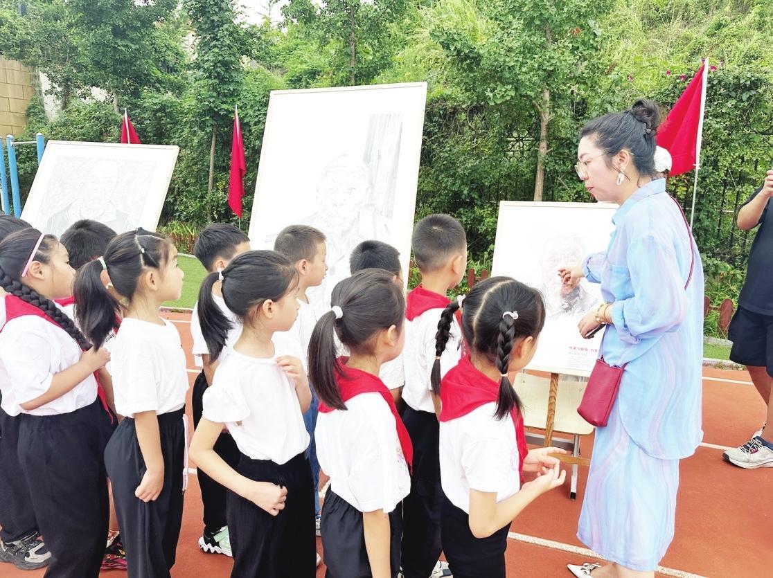 烟台市百幅老兵画像进校园巡展暨芝罘区全民国防教育月昨日启动