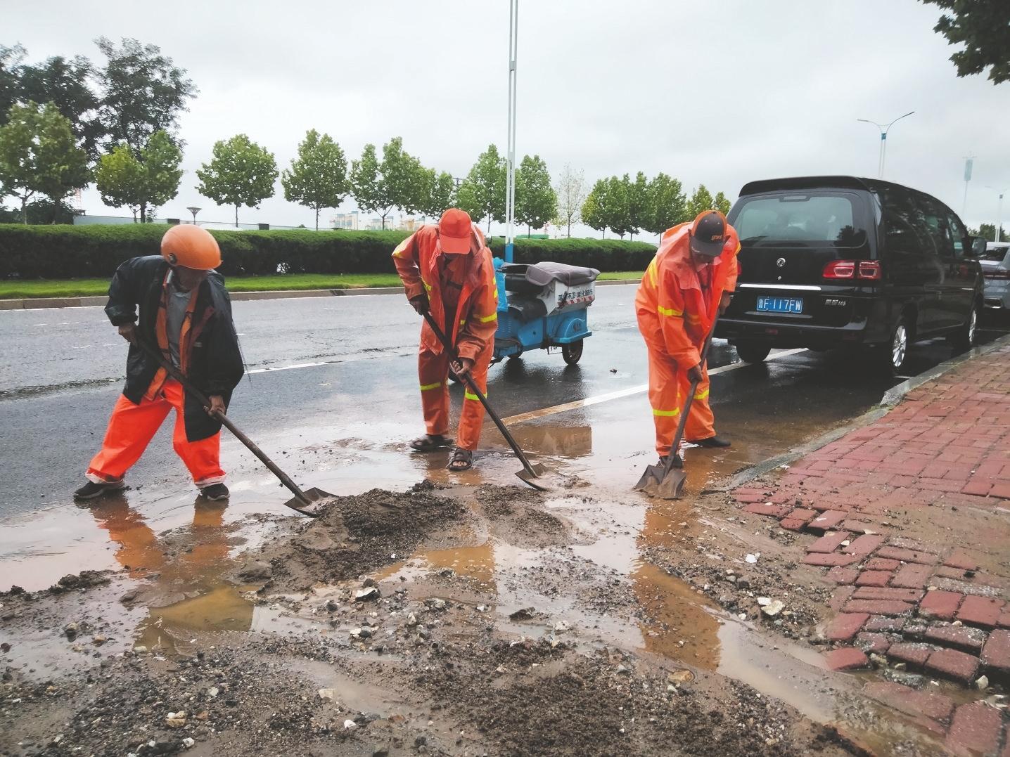 凌晨出击，守护城市 本次强降雨全市累计出动巡查、值守及抢险人员700余人次
