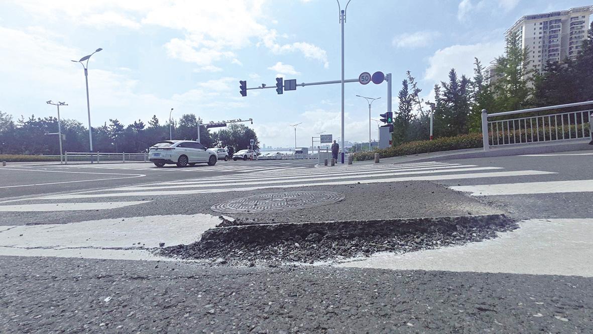 天成北街污水井路面破损 过路市民：影响安全通行 市排水处：尽快平整路面