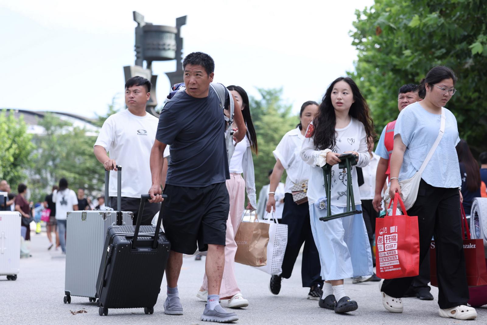 大学迎新现场仪式感满满 八旬老人送孙辈入学三代人圆梦