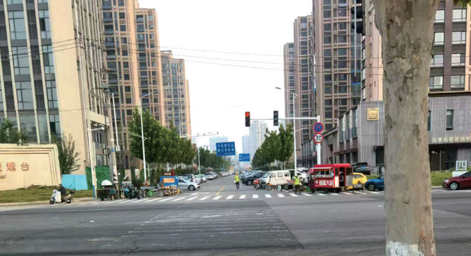 左转指示灯一直亮红灯 市民：无法左转弯 交警：将关闭该指示灯