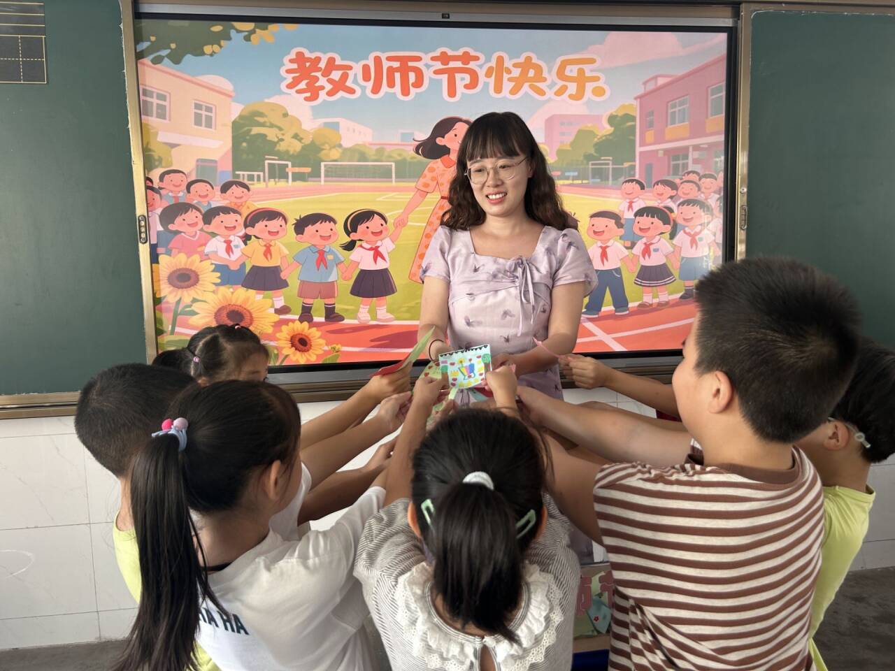 仁心同行 向阳成长 芝罘区新海阳小学开展庆祝第41个教师节活
