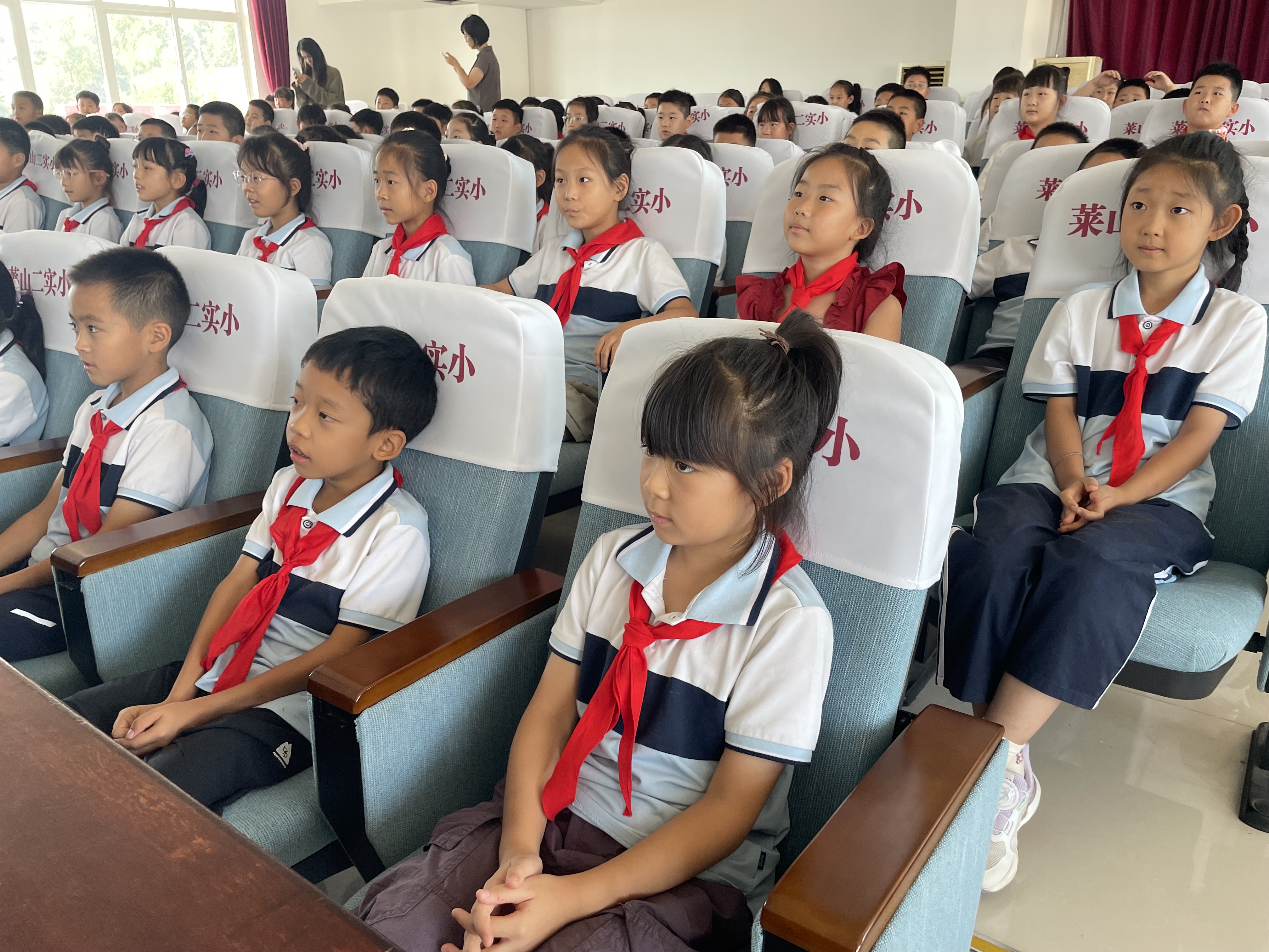 预防校园欺凌，守护学生成长——莱山区第二实验小学法治副校长  进校园宣讲活动