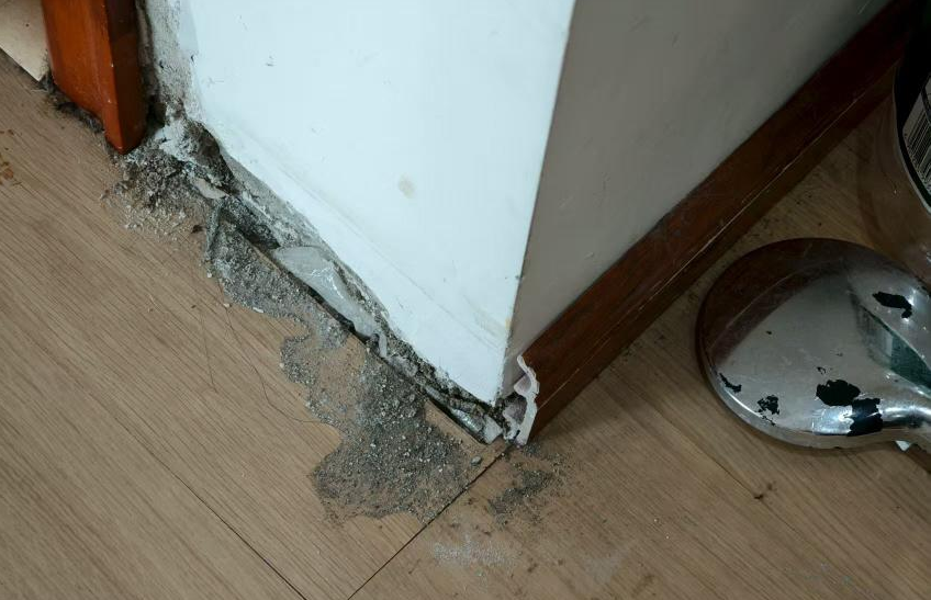 楼道水管破裂淹了居民家 物业：产权归业主，建议通过法律途径解决