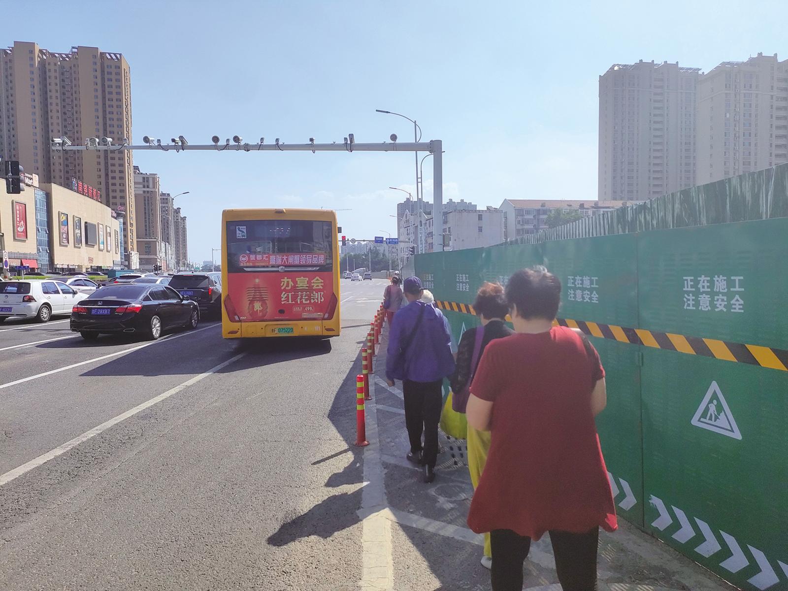 机场路施工路段人行道太窄 施工方：管线迁改后将加宽