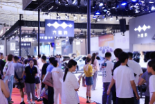 比亚迪“大五座天花板”方程豹钛7亮相烟台国际车展