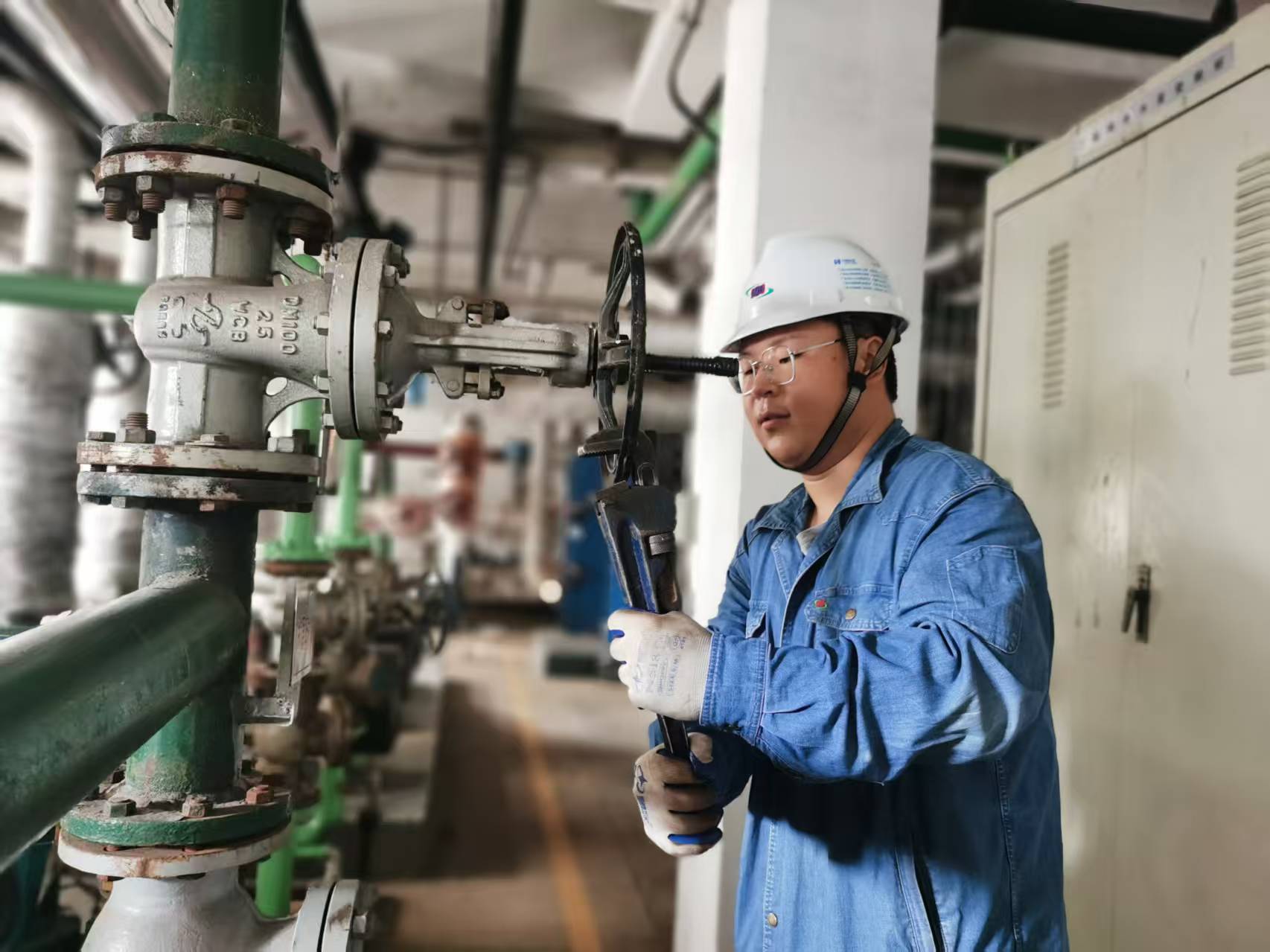 快讯|500供热公司启动一级管网注水试压工作