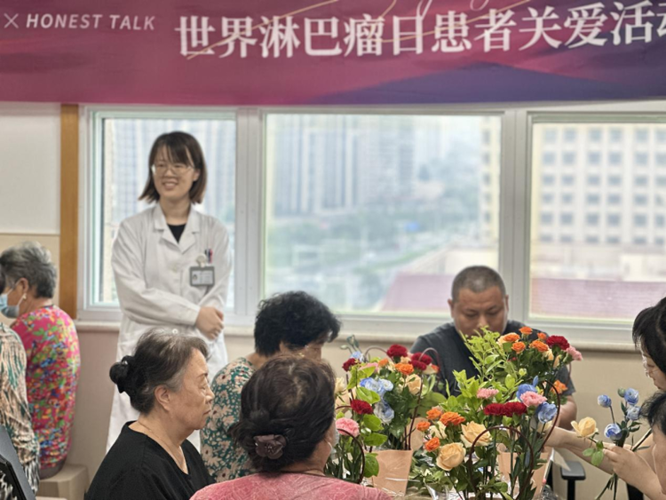 花香疗愈暖病房！烟台毓璜顶医院莱山院区血液内科插花活动助力淋巴瘤患者抗“淋”