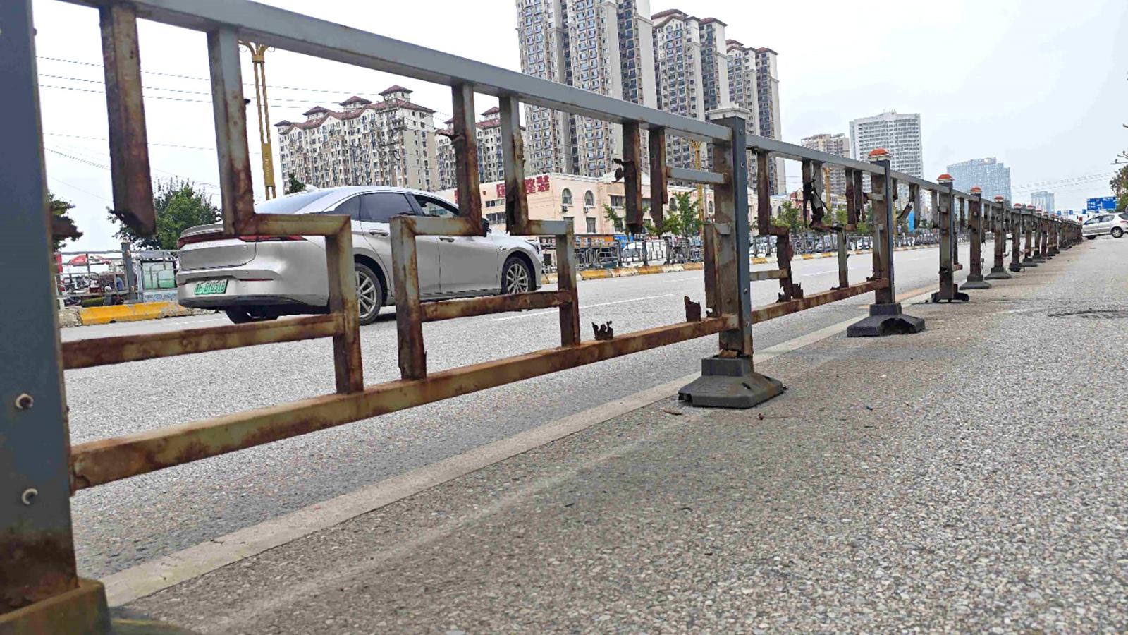 福山区多条道路护栏锈蚀  交管：调查落实后处理