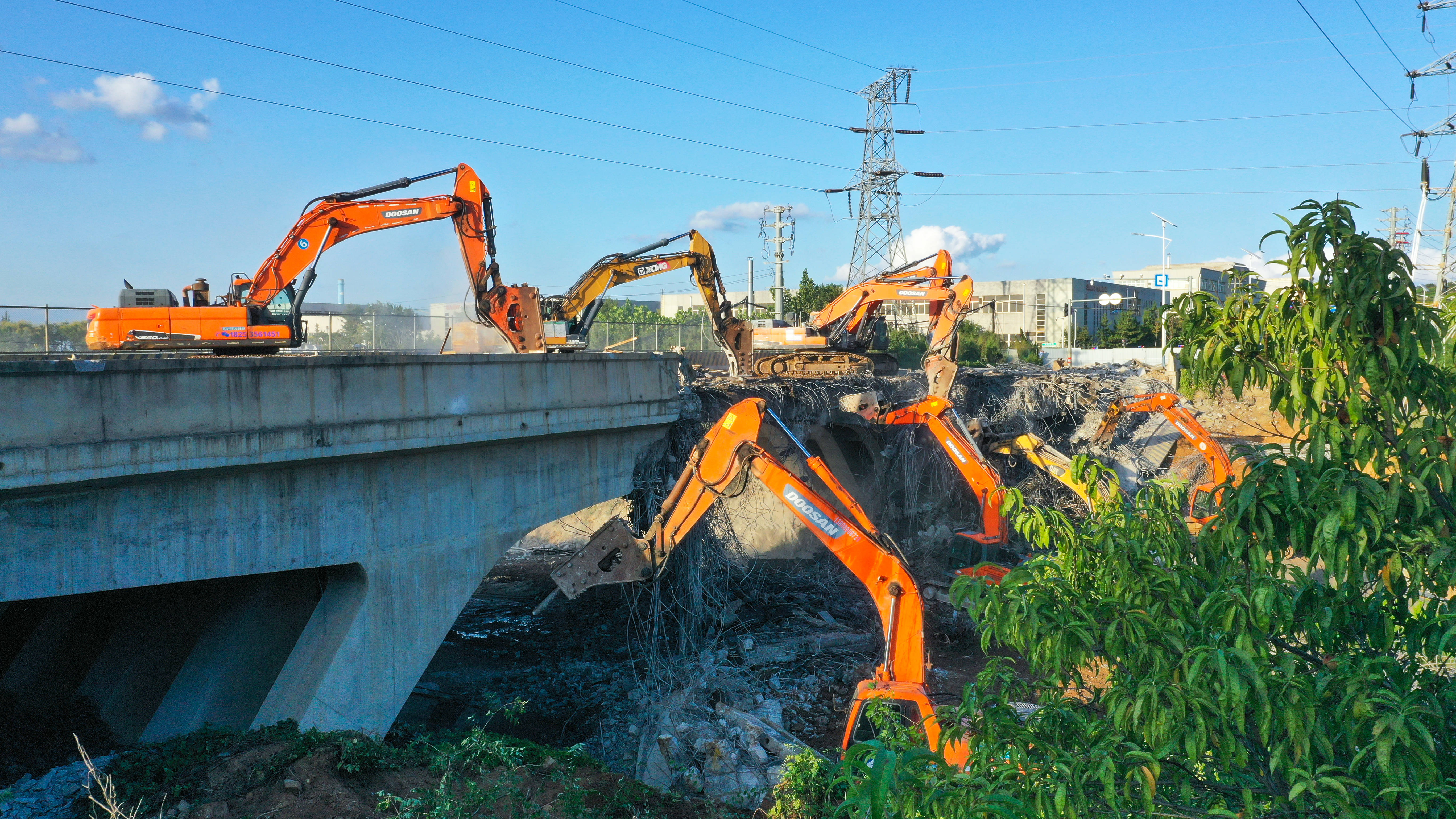 荣乌高速烟蓬改扩建项目全线跨线桥梁拆除工作完成