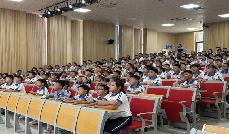开发区福莱山小学举办“小小飞行员”模拟飞行公开课