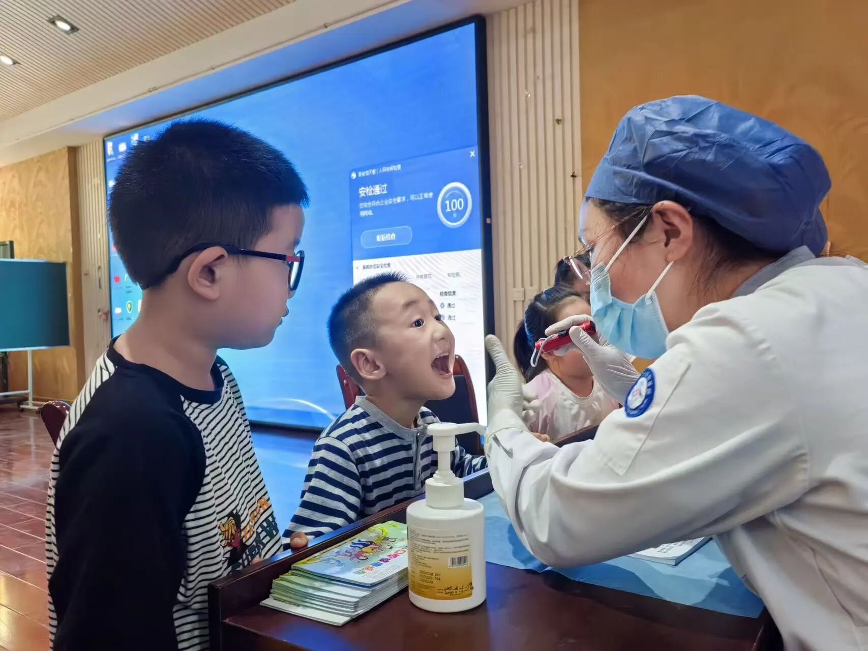 口腔专家走进福山区东华小学义诊