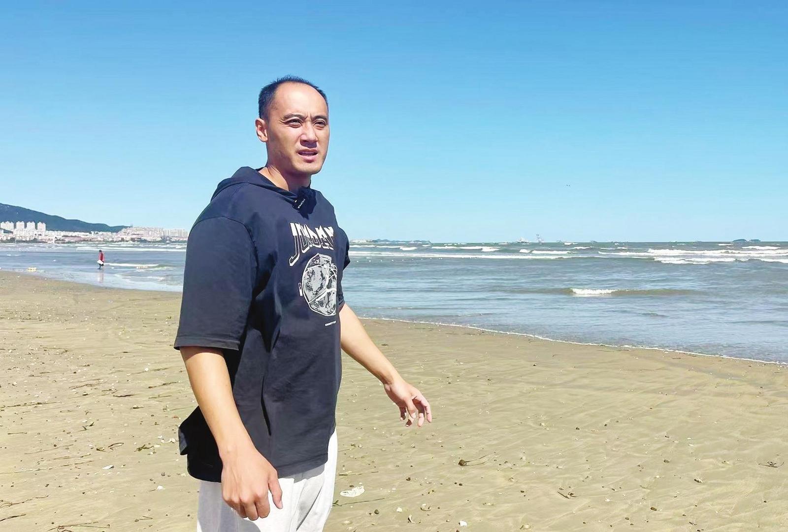 烟台体校篮球教练徐嘉良勇救溺水游客