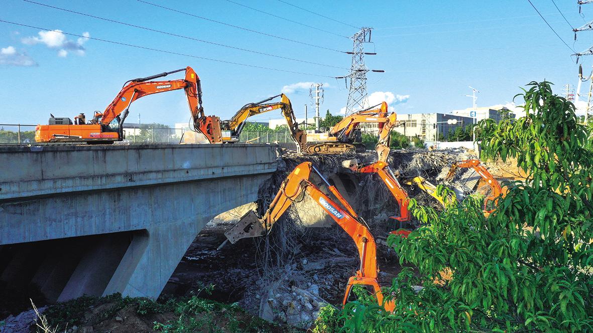 荣乌高速改扩建跨线桥拆除
