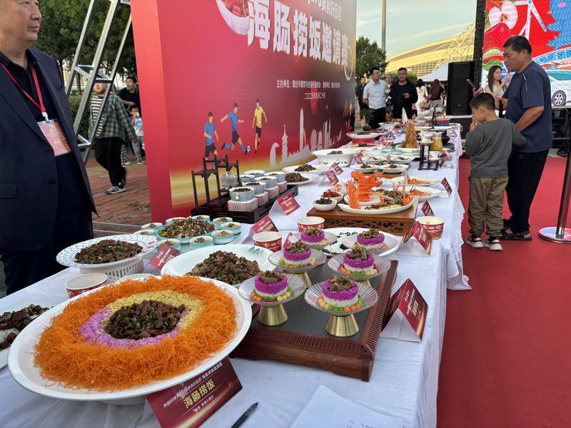 足球“入膳”！烟台厨师创意制作“海肠捞饭足球”为家乡球队助威