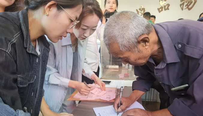山水龙城L区二期回迁安置项目交房 110户居民领新房钥匙