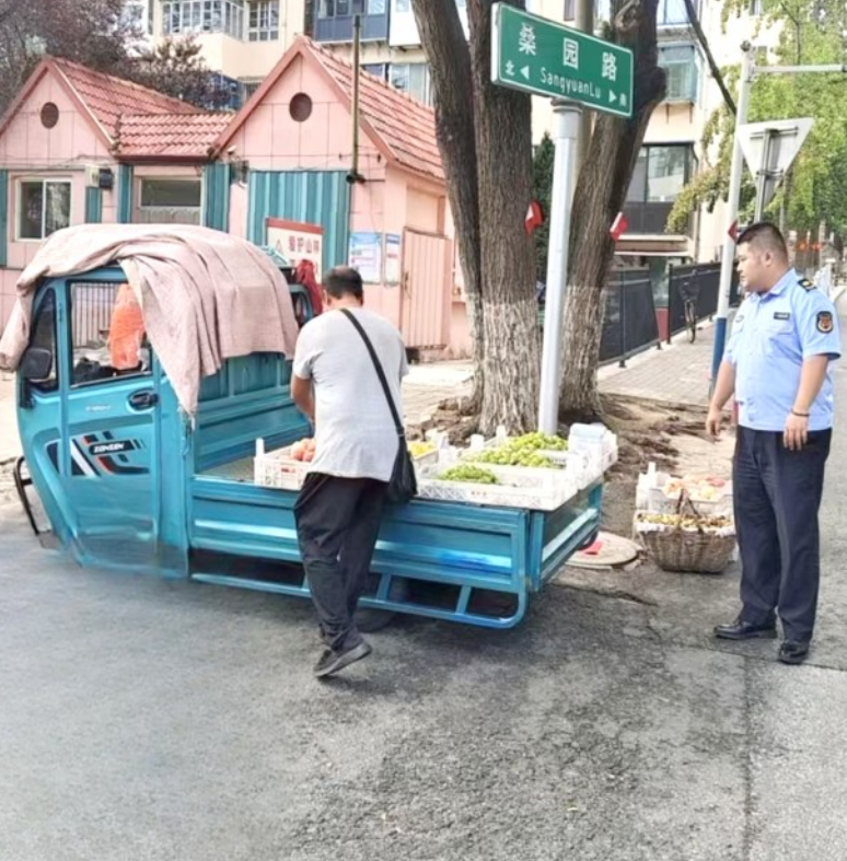 城管清理学校周边占道经营摊点