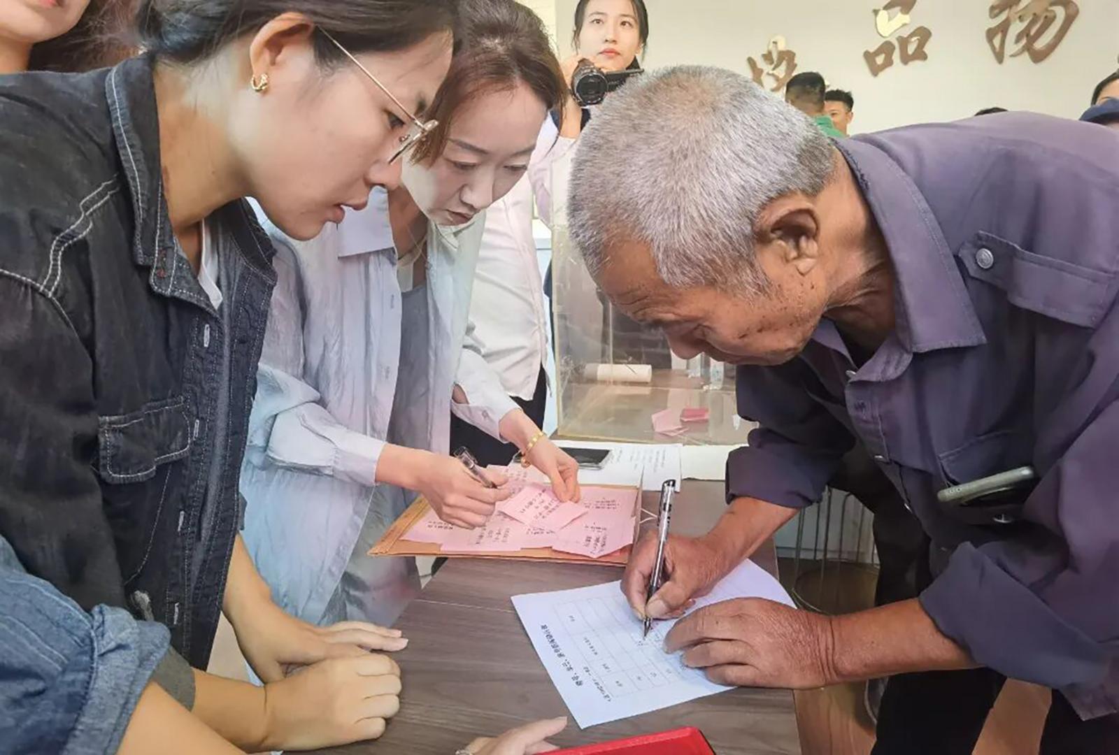 山水龙城L区二期回迁安置项目交房 110户居民领新房钥匙