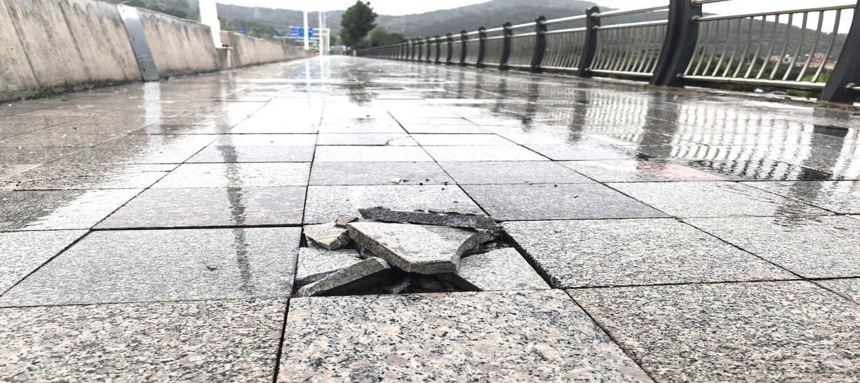 天籁大桥地砖屡屡破损 市民担心骑车经过栽跟头