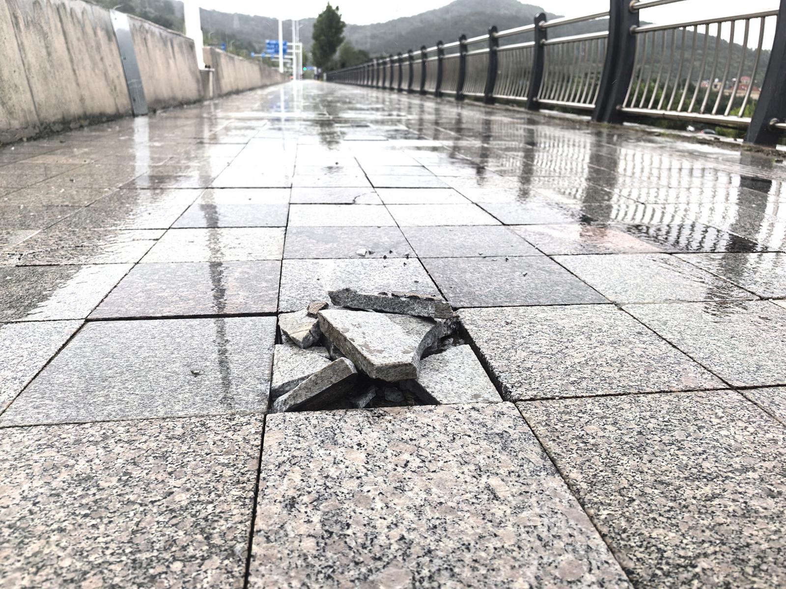 天籁大桥地砖屡屡破损 市民担心骑车经过栽跟头