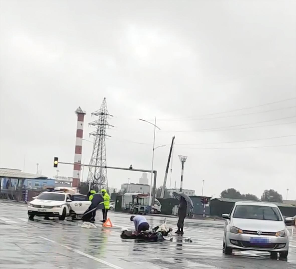男子冒雨跪地救人感动全网 市民发视频寻找“烟台最美医生”