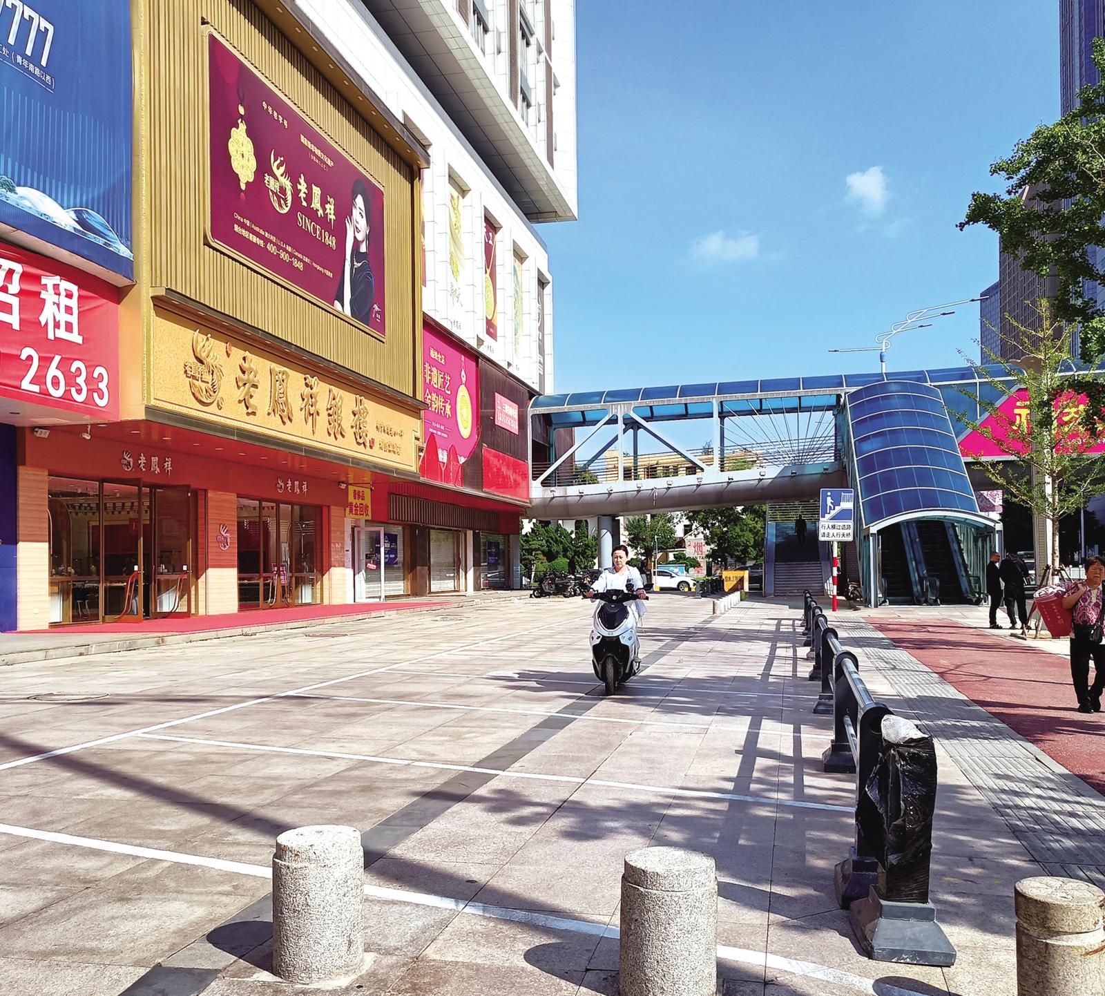 南大街路旁违规收费停车场被叫停 市民：相关设施还在，关注后续处理情况