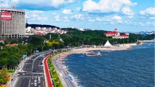中国北方GDP万亿地级市烟台又到了看海赏浪的季节