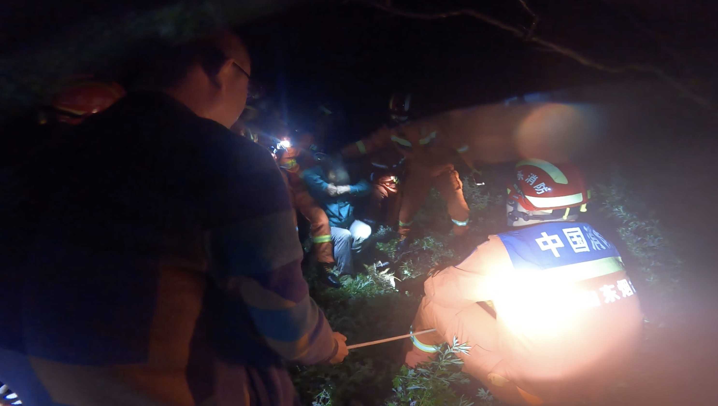 老人失足坠入4米枯井被困10小时 烟台消防紧急救援